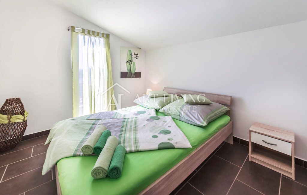 Istria, Labin, dintorni - casa indipendente con 3 appartamenti in posizione tranquilla, a 2 km dal mare