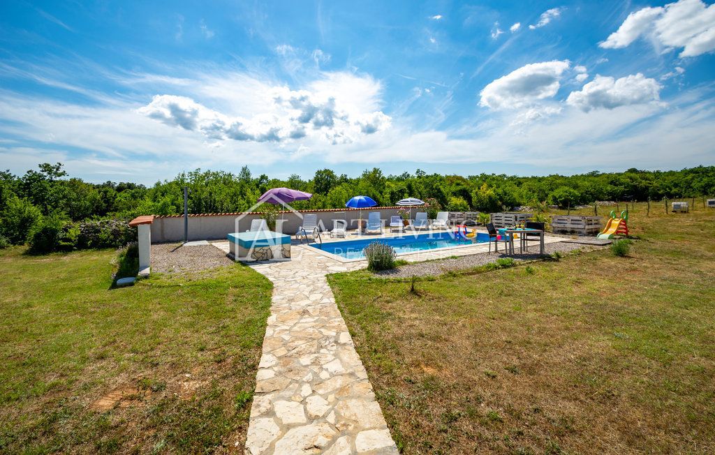 Istria, Labin, dintorni - casa indipendente con 3 appartamenti in posizione tranquilla, a 2 km dal mare