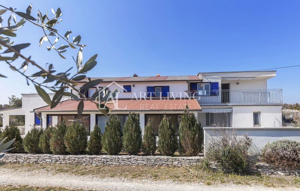 Istria, Labin, dintorni - casa indipendente con 3 appartamenti in posizione tranquilla, a 2 km dal mare