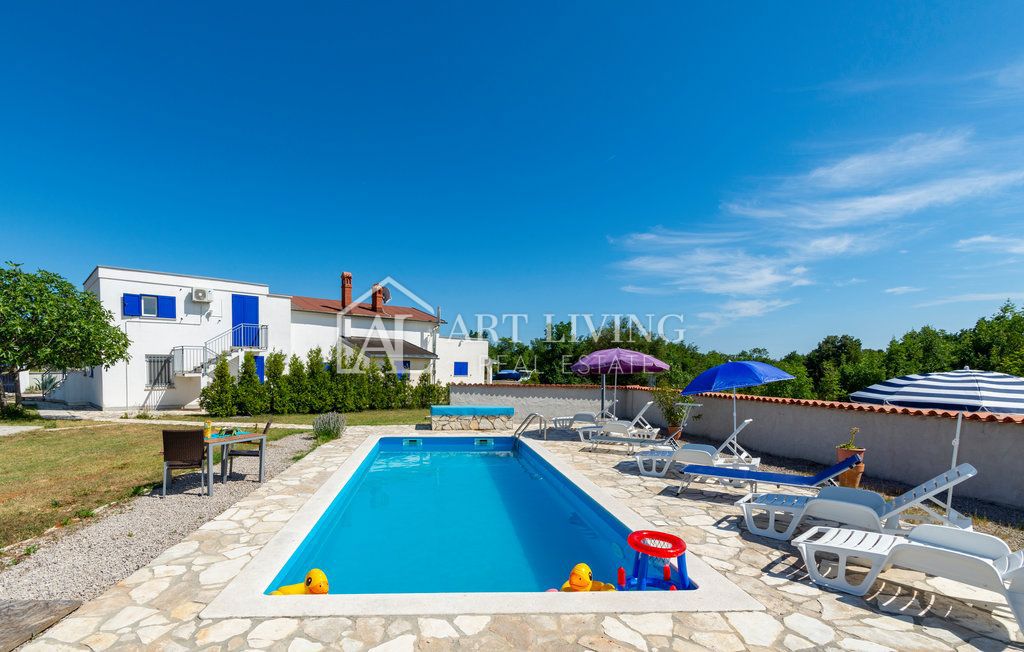 Istria, Labin, dintorni - casa indipendente con 3 appartamenti in posizione tranquilla, a 2 km dal mare
