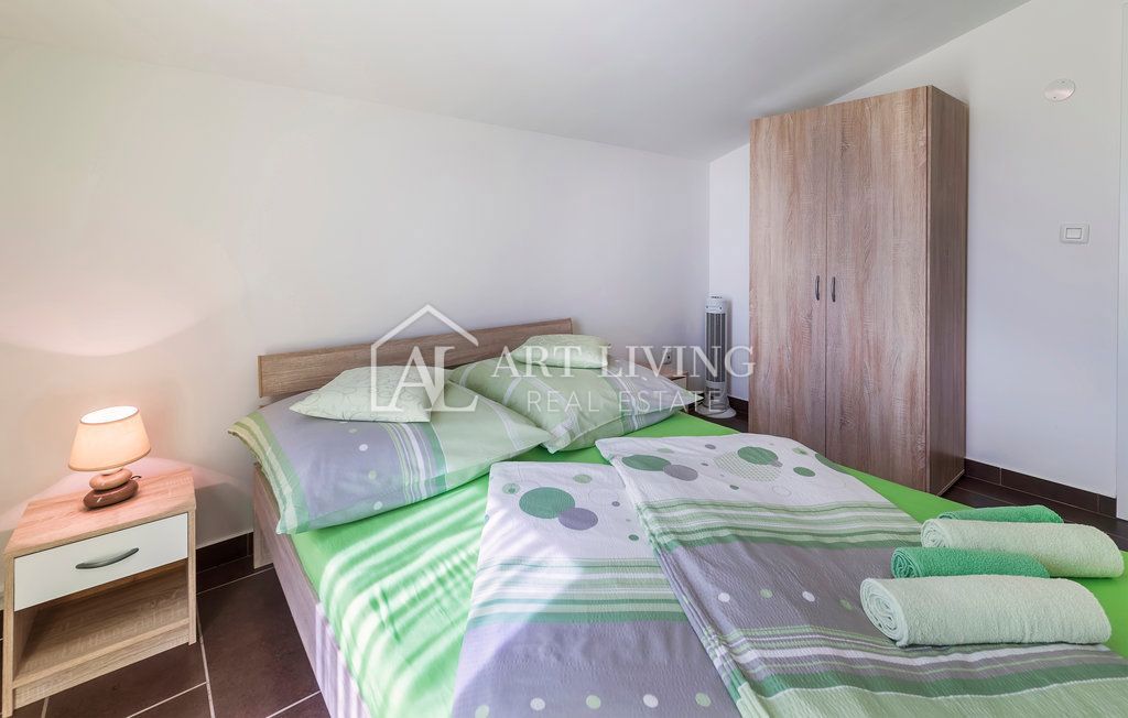Istria, Labin, dintorni - casa indipendente con 3 appartamenti in posizione tranquilla, a 2 km dal mare