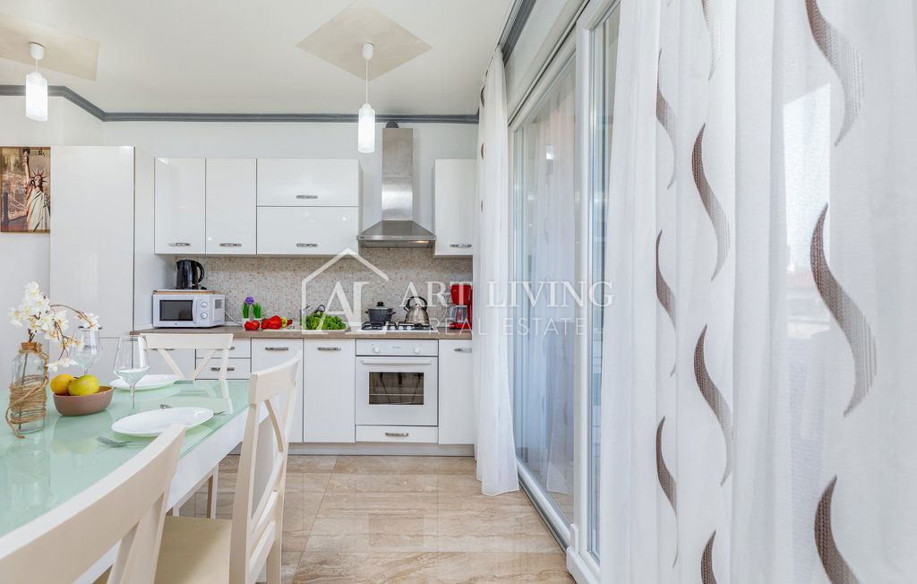 Istria, Umago – Attraente casa con appartamenti a 300 m dal mare