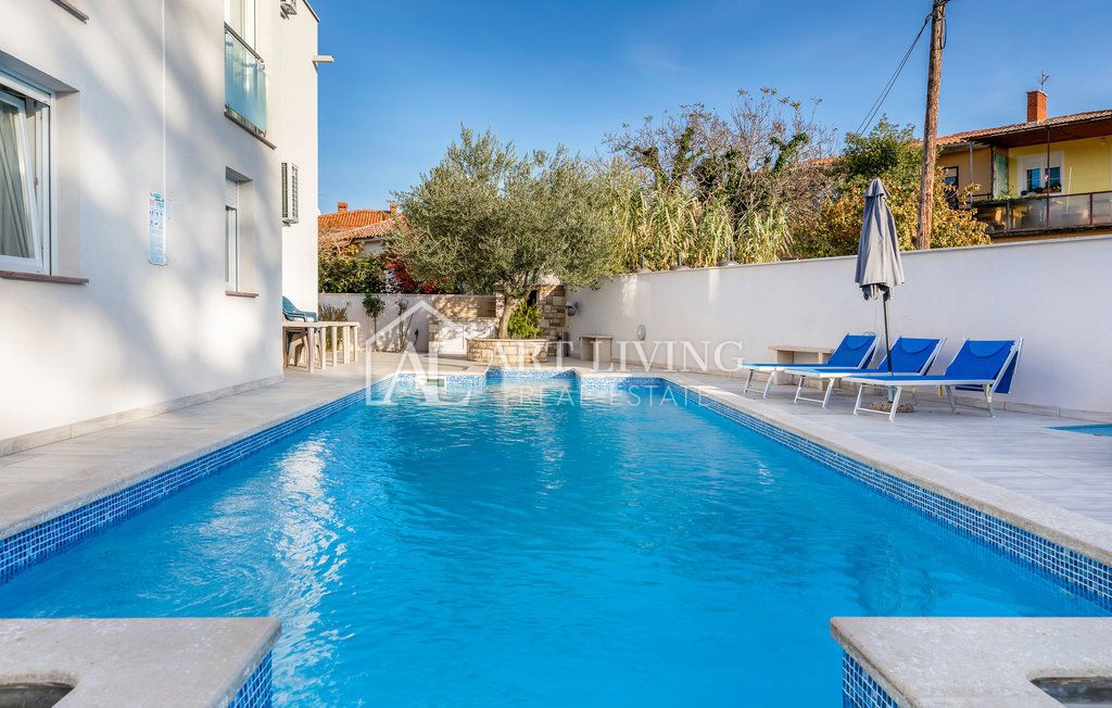 Istria, Umago – Attraente casa con appartamenti a 300 m dal mare