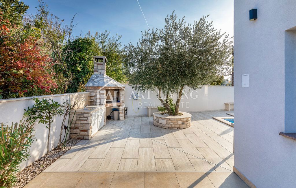 Istria, Umago – Attraente casa con appartamenti a 300 m dal mare