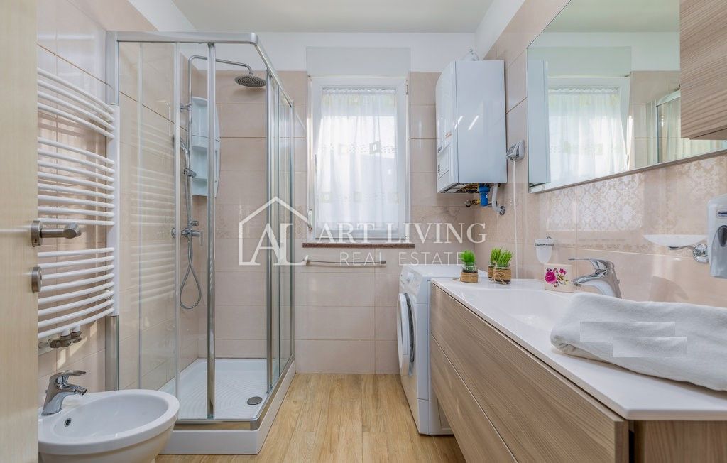 Istria, Umago – Attraente casa con appartamenti a 300 m dal mare