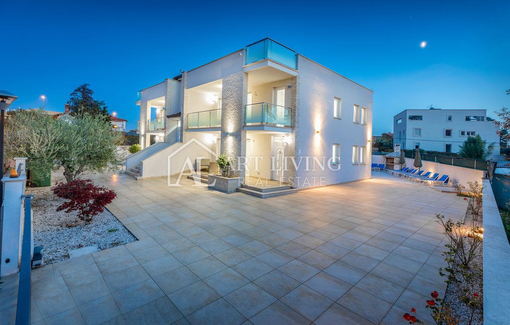 Istria, Umago – Attraente casa con appartamenti a 300 m dal mare