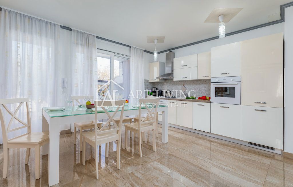 Istria, Umago – Attraente casa con appartamenti a 300 m dal mare