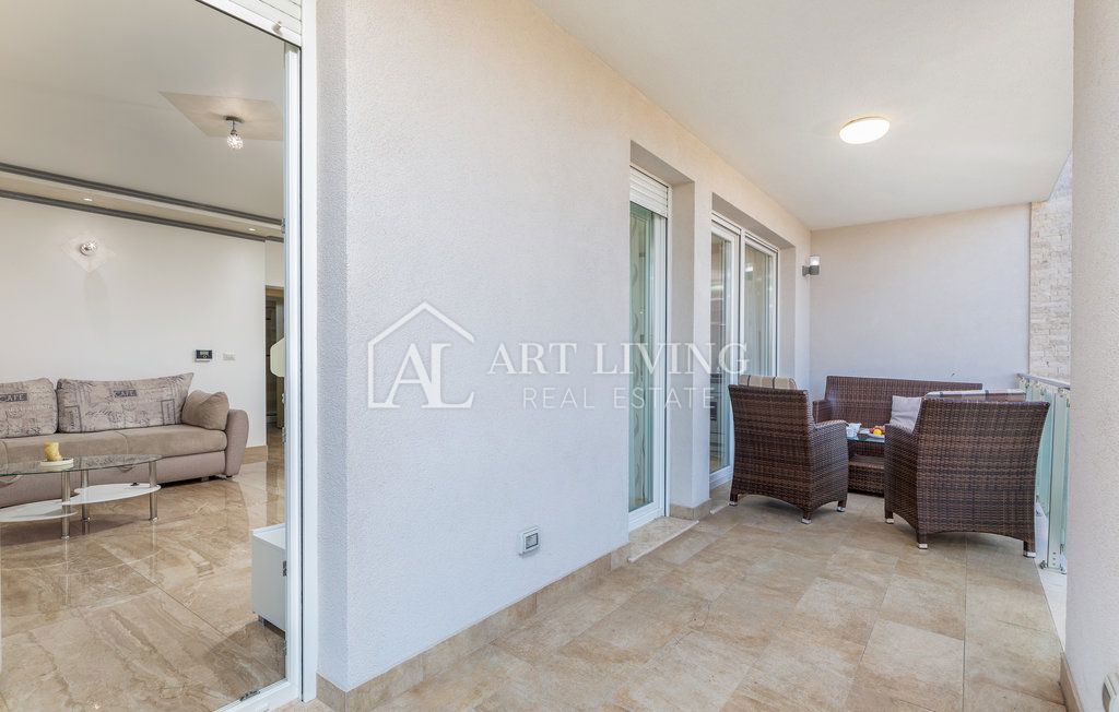Istria, Umago – Attraente casa con appartamenti a 300 m dal mare