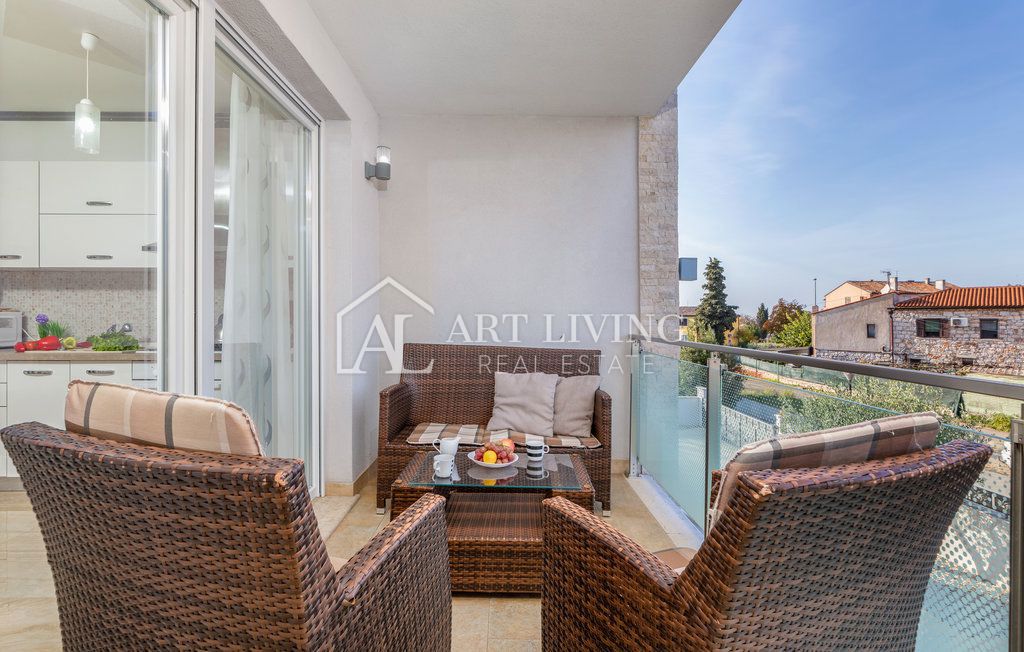 Istria, Umago – Attraente casa con appartamenti a 300 m dal mare