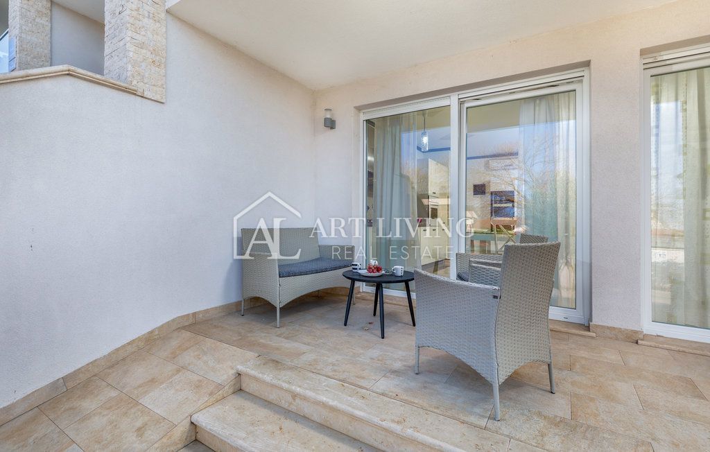Istria, Umago – Attraente casa con appartamenti a 300 m dal mare