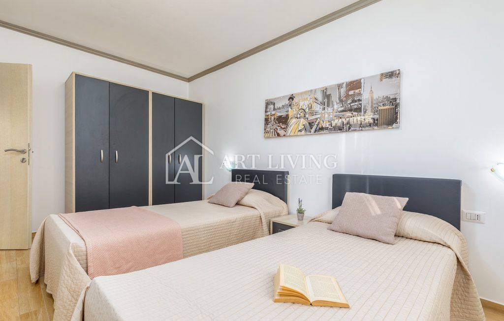 Istria, Umago – Attraente casa con appartamenti a 300 m dal mare