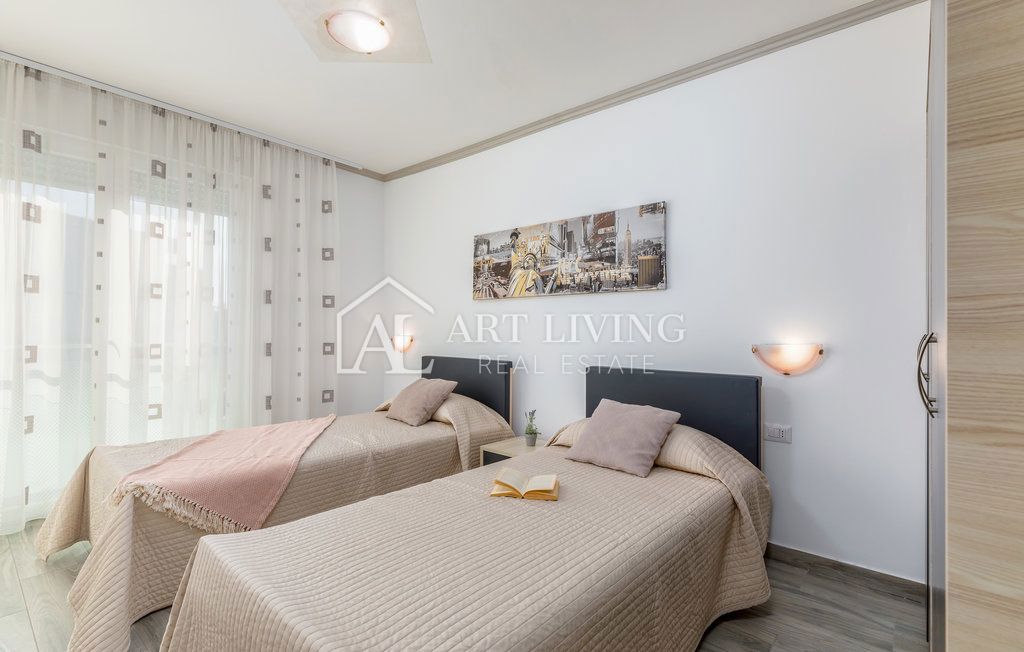 Istria, Umago – Attraente casa con appartamenti a 300 m dal mare
