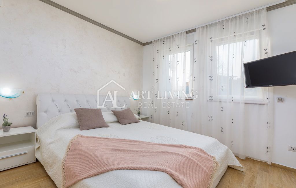 Istria, Umago – Attraente casa con appartamenti a 300 m dal mare