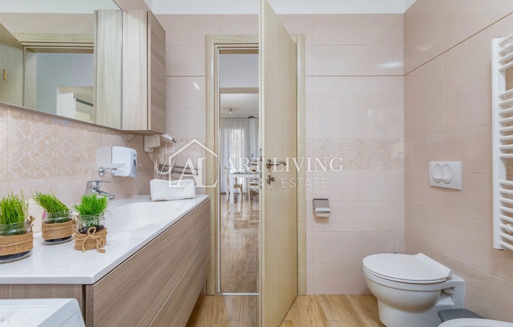Istria, Umago – Attraente casa con appartamenti a 300 m dal mare