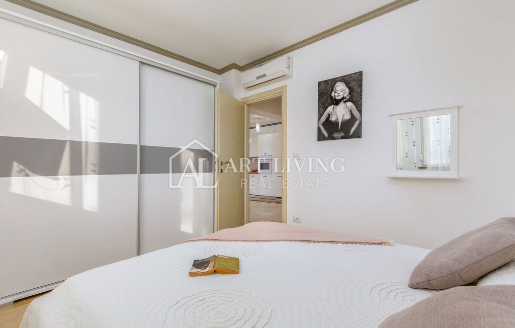 Istria, Umago – Attraente casa con appartamenti a 300 m dal mare