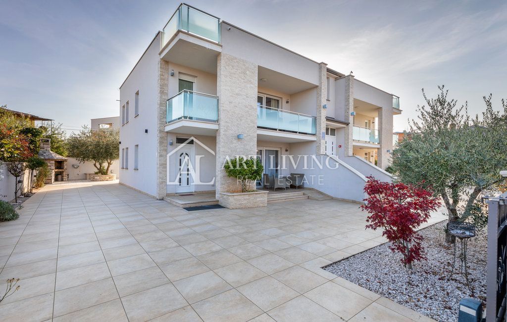 Istria, Umago – Attraente casa con appartamenti a 300 m dal mare