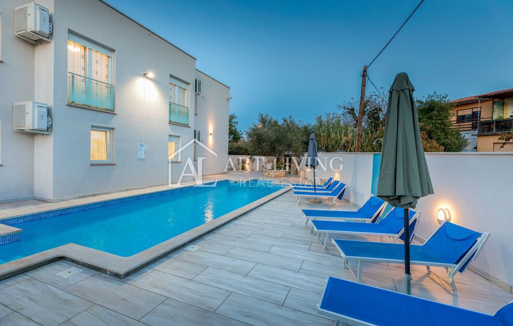Istria, Umago – Attraente casa con appartamenti a 300 m dal mare