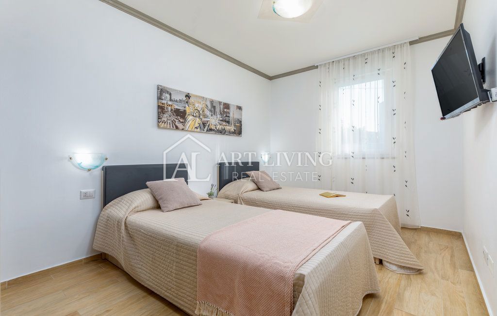 Istria, Umago – Attraente casa con appartamenti a 300 m dal mare