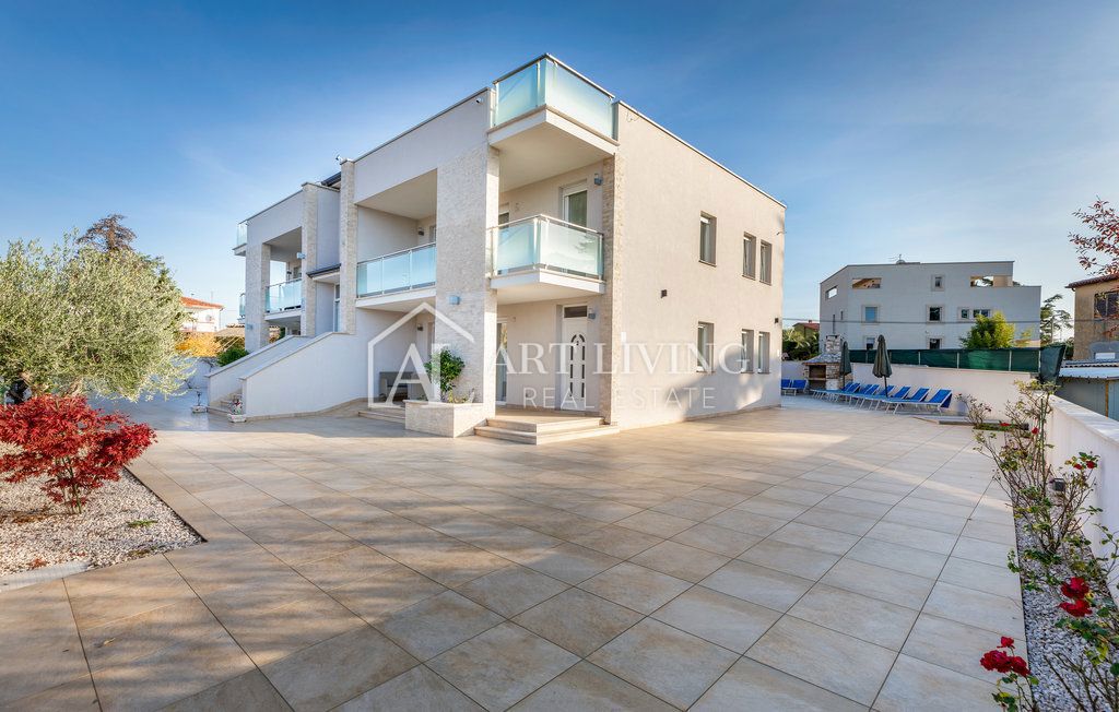Istria, Umago – Attraente casa con appartamenti a 300 m dal mare
