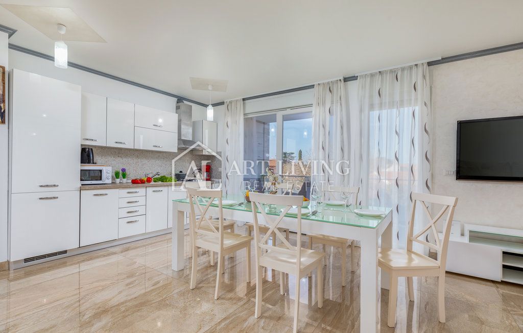 Istria, Umago – Attraente casa con appartamenti a 300 m dal mare