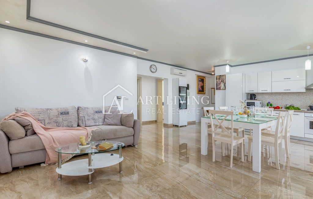 Istria, Umago – Attraente casa con appartamenti a 300 m dal mare