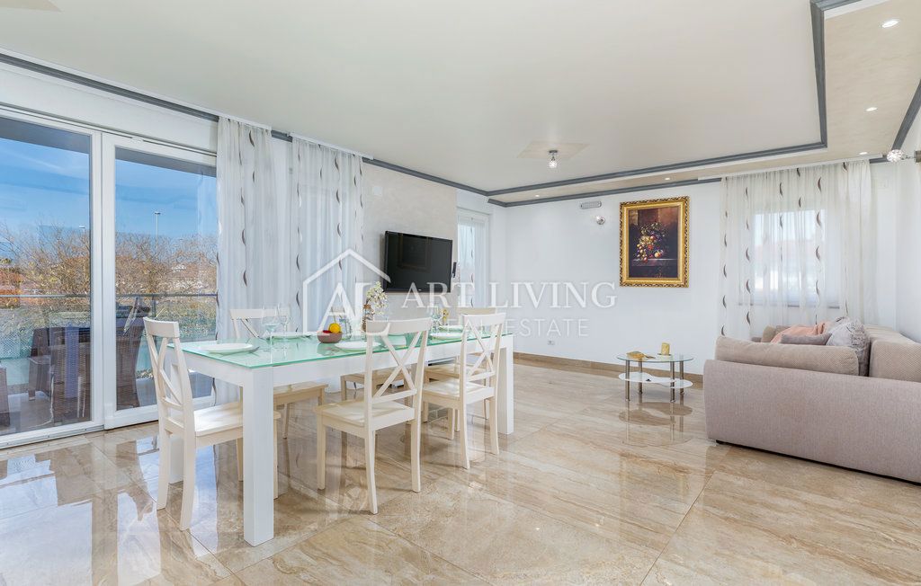 Istria, Umago – Attraente casa con appartamenti a 300 m dal mare