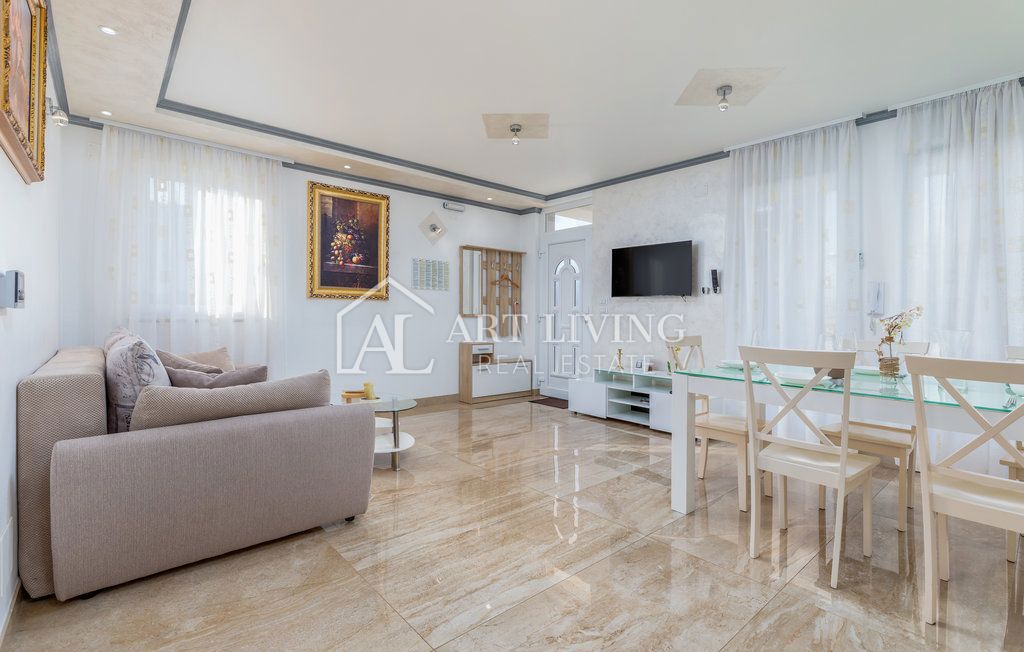 Istria, Umago – Attraente casa con appartamenti a 300 m dal mare