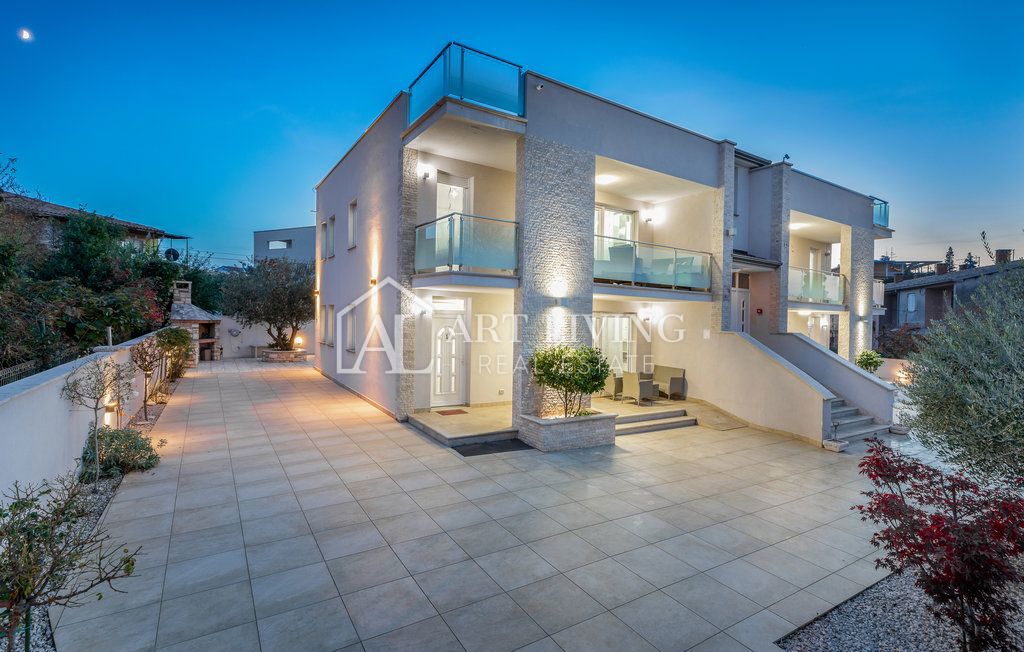 Istria, Umago – Attraente casa con appartamenti a 300 m dal mare