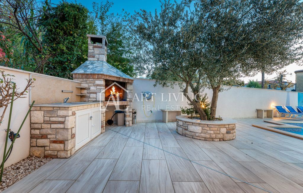 Istria, Umago – Attraente casa con appartamenti a 300 m dal mare