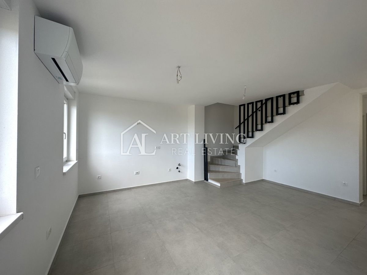 Parenzo, dintorni - appartamento su due piani con tre camere da letto, 86,40 m2, DI NUOVA COSTRUZIONE