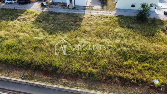 Cittanova - dintorni, attraente terreno edificabile a 1,5 km dalla città e dal mare.