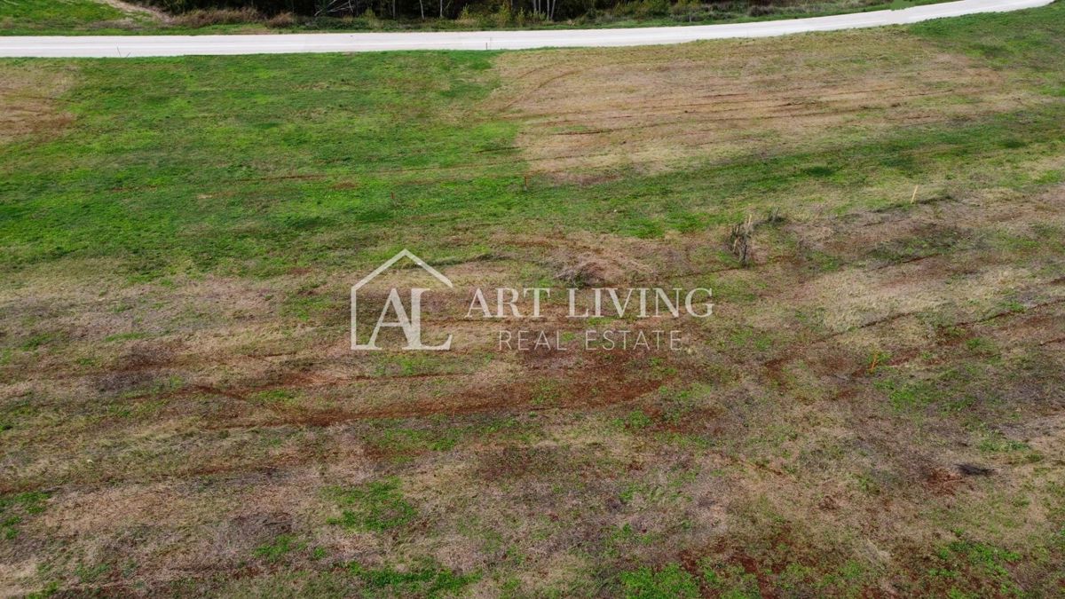 Parenzo, dintorni, attraente terreno edificabile nello splendido paesaggio istriano