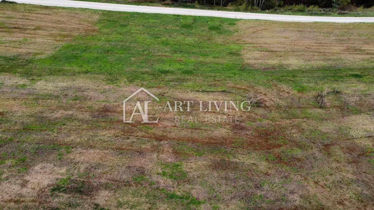 Parenzo, dintorni, attraente terreno edificabile nello splendido paesaggio istriano