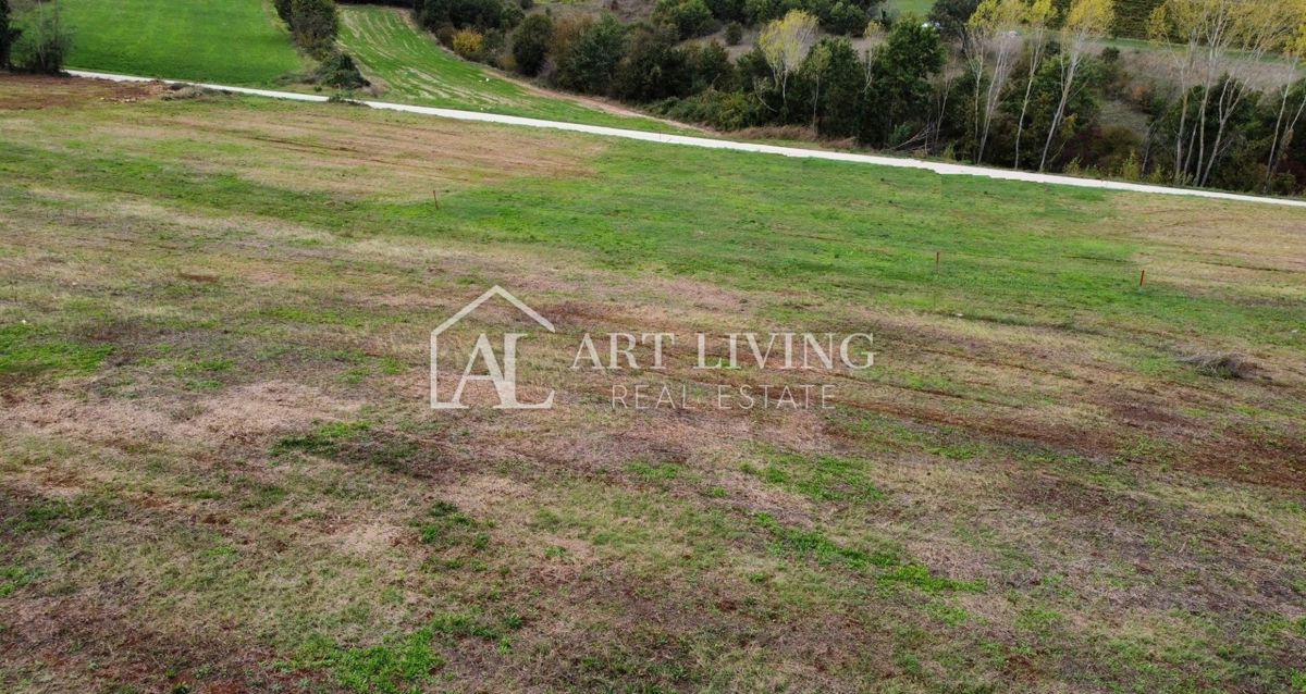 Parenzo, dintorni, attraente terreno edificabile nello splendido paesaggio istriano