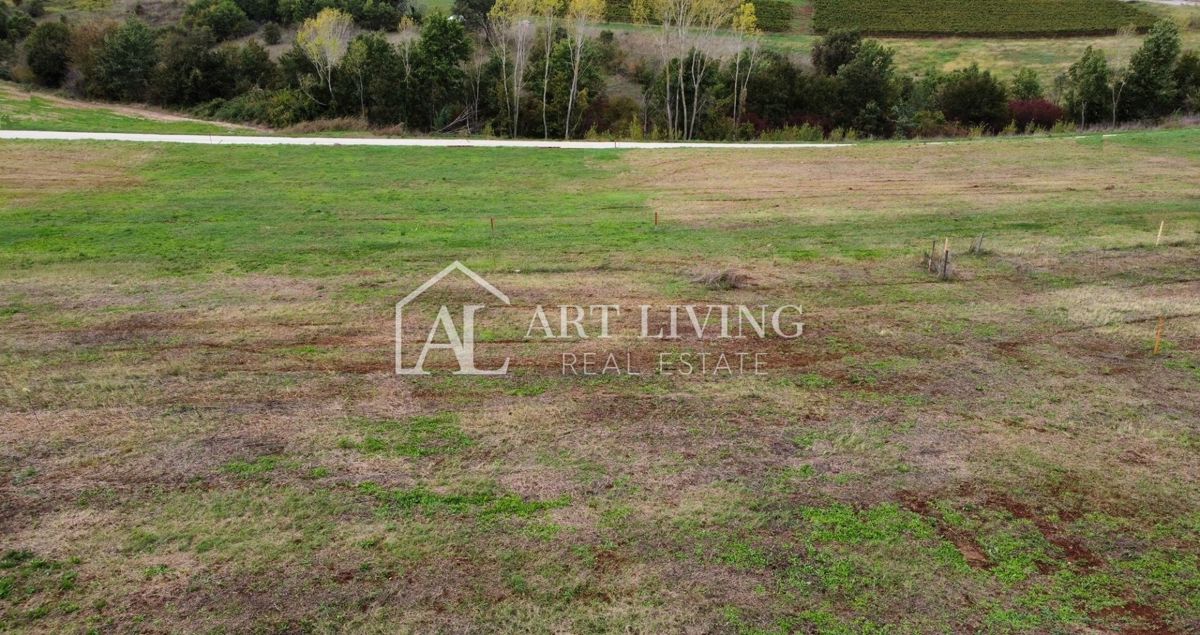 Parenzo, dintorni, attraente terreno edificabile nello splendido paesaggio istriano