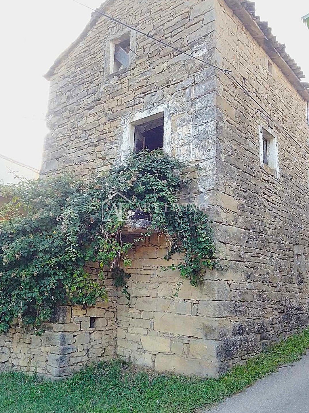 Buzet, dintorni – casa in pietra autentica da ristrutturare – OCCASIONE!