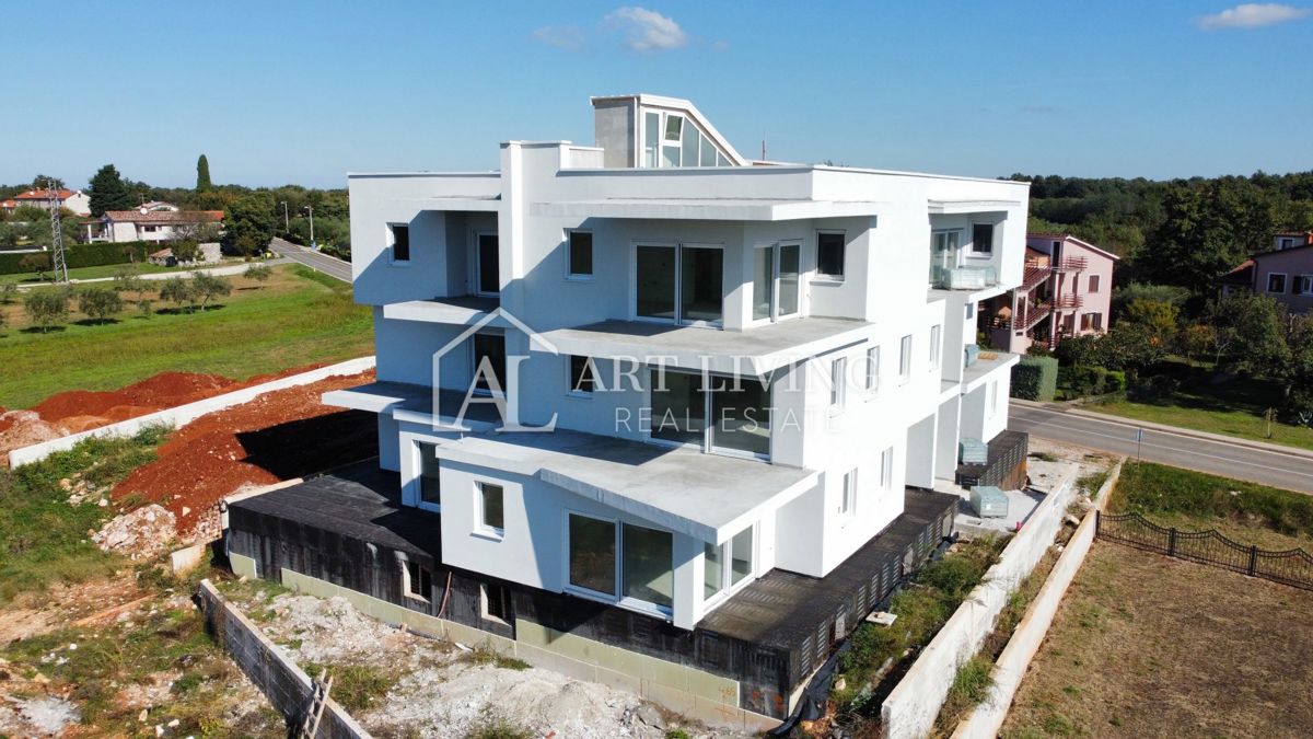 Umago, dintorni – 2 camere da letto + soggiorno, piscina in comune, a 400 m dal mare, OCCASIONE!