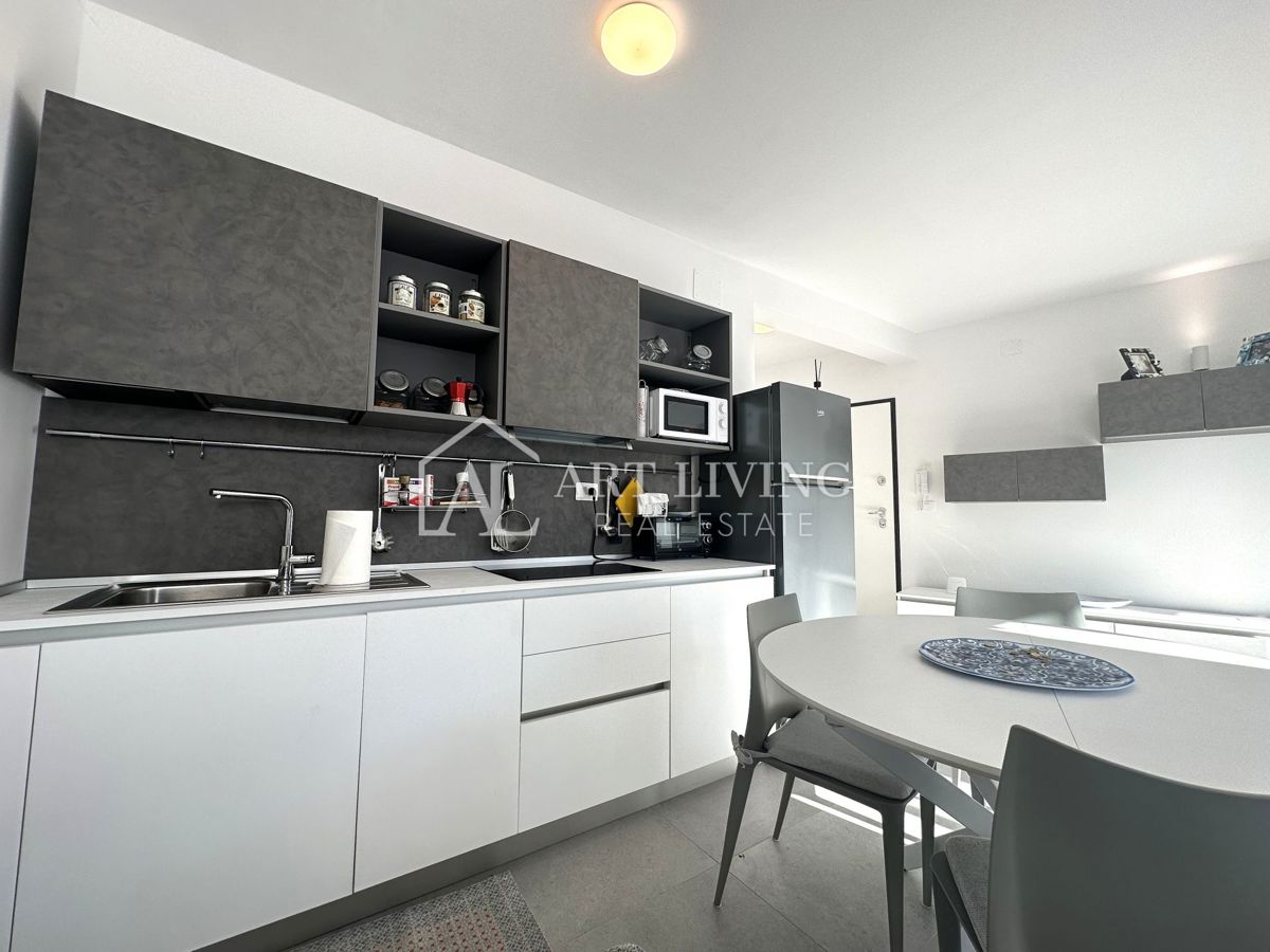 Umago, dintorni – moderno appartamento bilocale al piano terra con ampio giardino e due posti auto