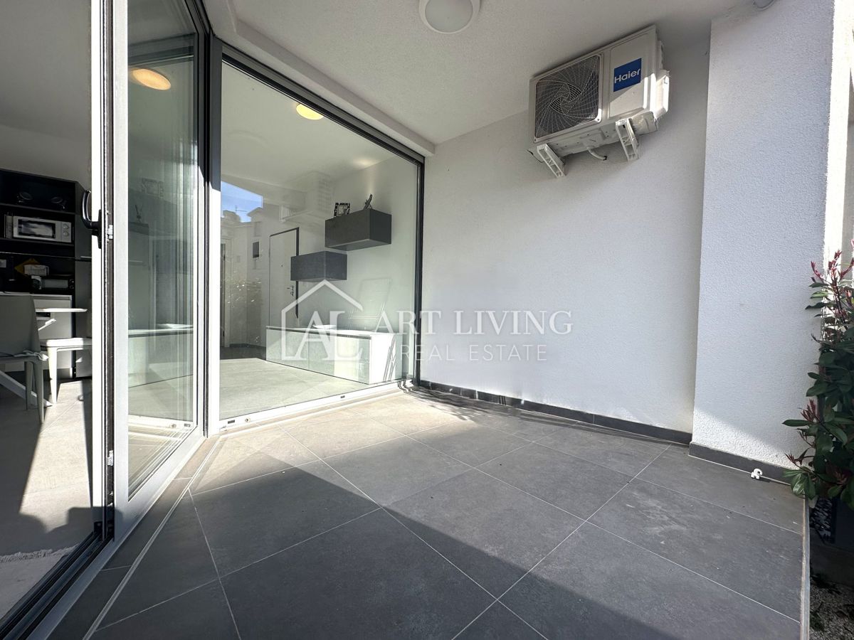 Umago, dintorni – moderno appartamento bilocale al piano terra con ampio giardino e due posti auto