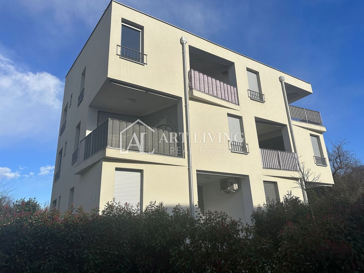 Umago, dintorni – moderno appartamento bilocale al piano terra con ampio giardino e due posti auto