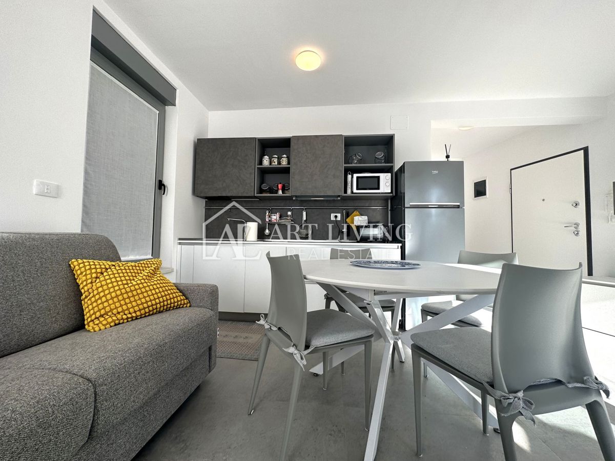 Umago, dintorni – moderno appartamento bilocale al piano terra con ampio giardino e due posti auto