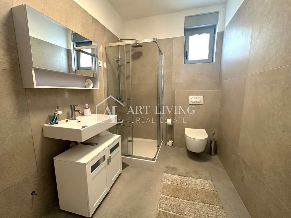 Umago, dintorni – moderno appartamento bilocale al piano terra con ampio giardino e due posti auto