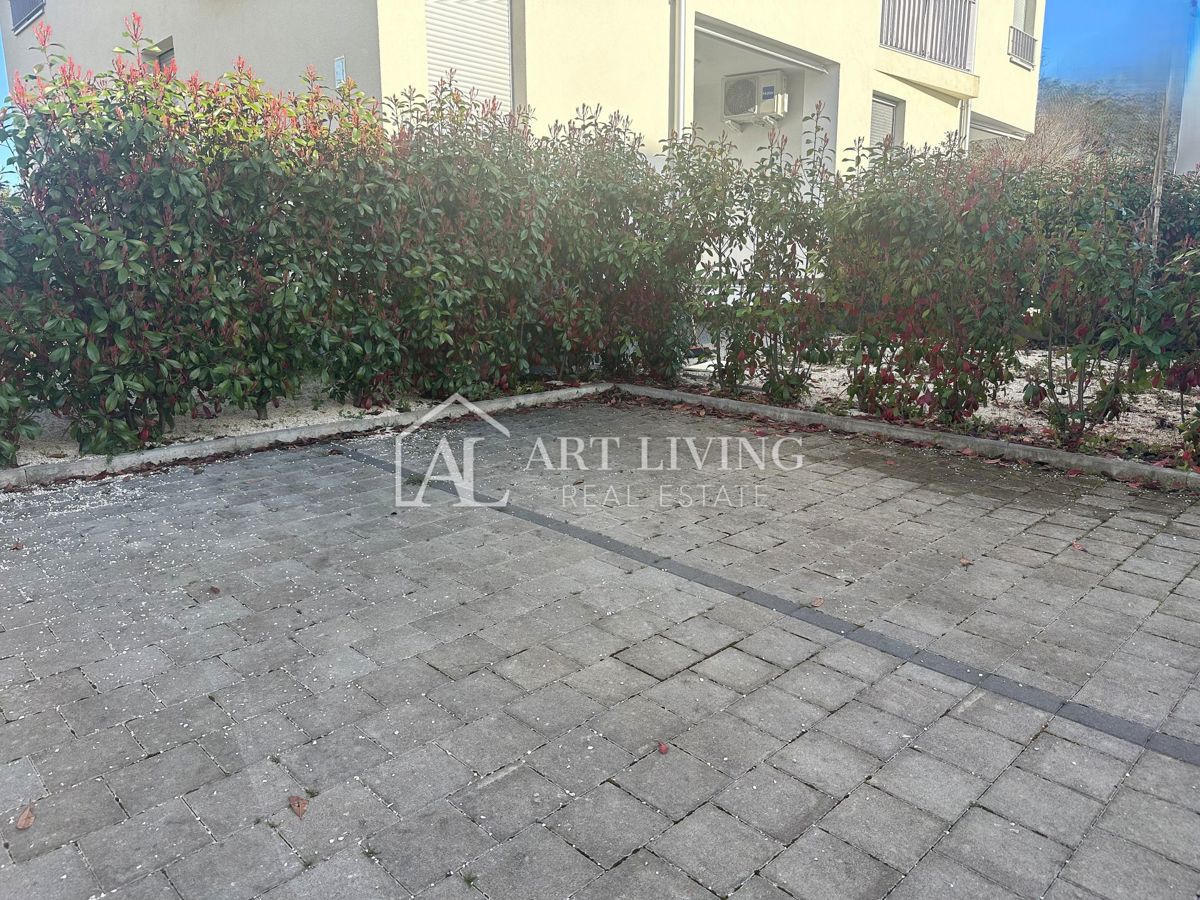 Umago, dintorni – moderno appartamento bilocale al piano terra con ampio giardino e due posti auto