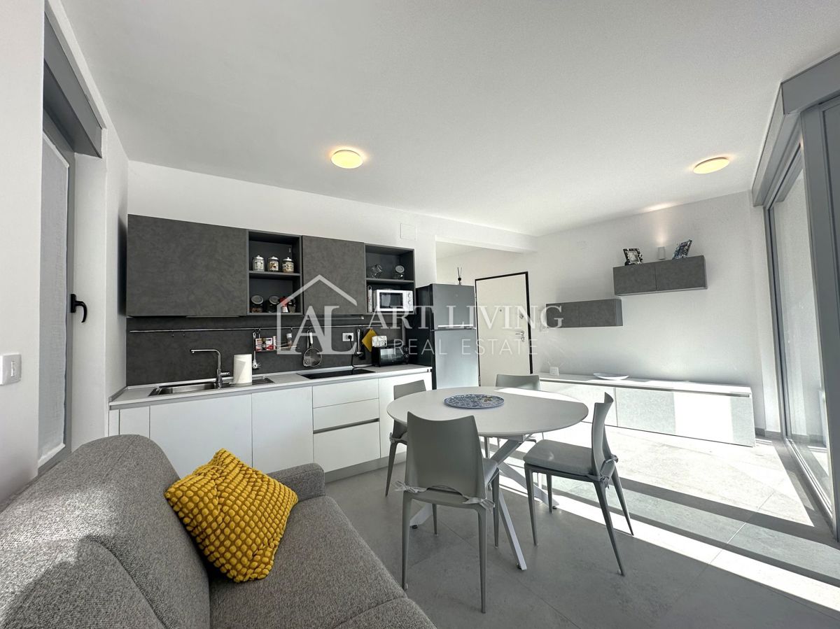 Umago, dintorni – moderno appartamento bilocale al piano terra con ampio giardino e due posti auto