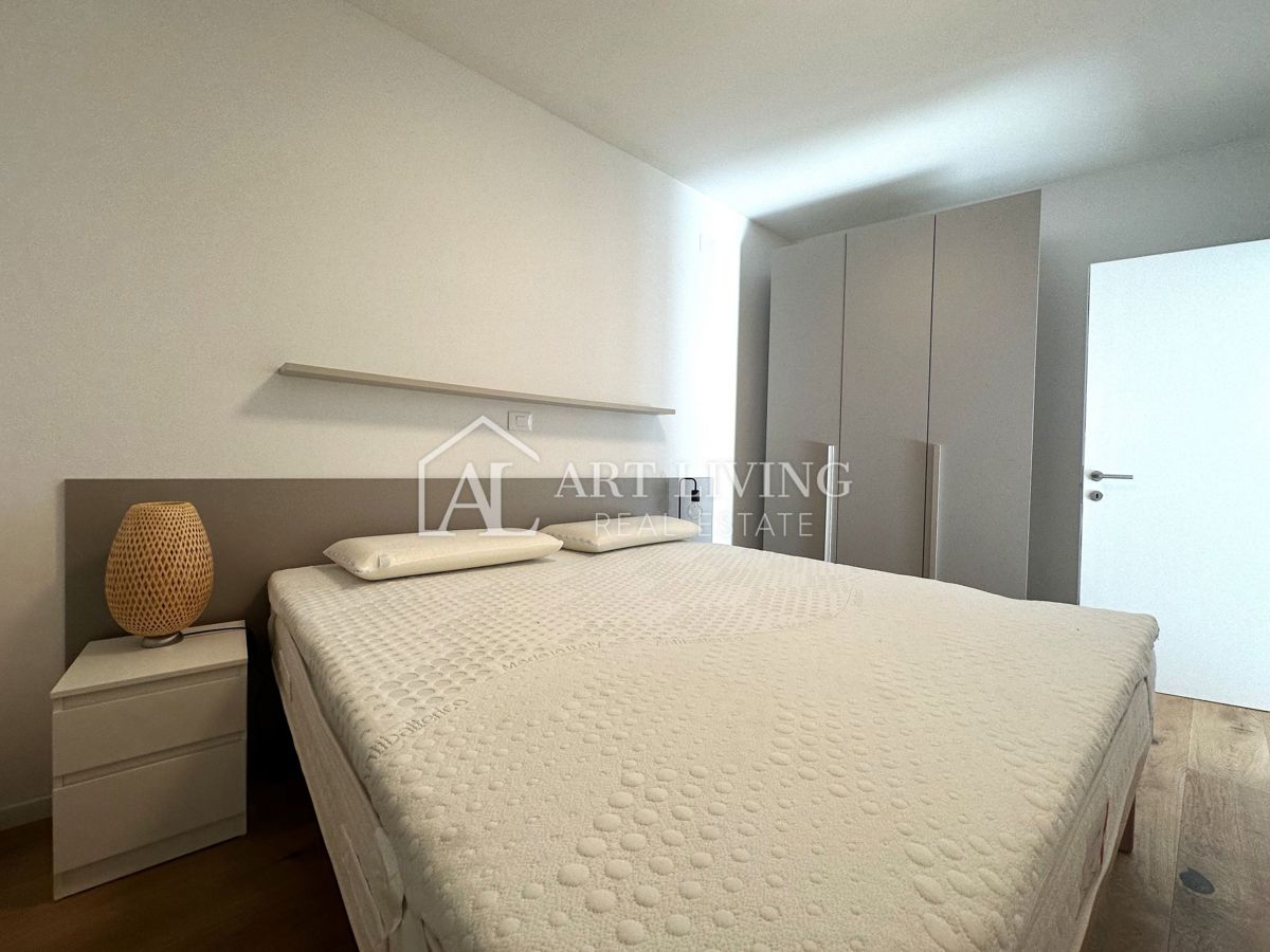 Umago, dintorni – moderno appartamento bilocale al piano terra con ampio giardino e due posti auto