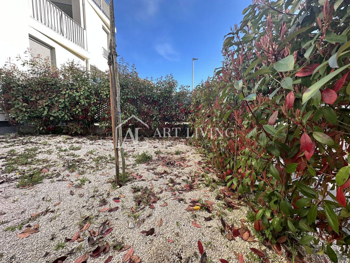 Umago, dintorni – moderno appartamento bilocale al piano terra con ampio giardino e due posti auto