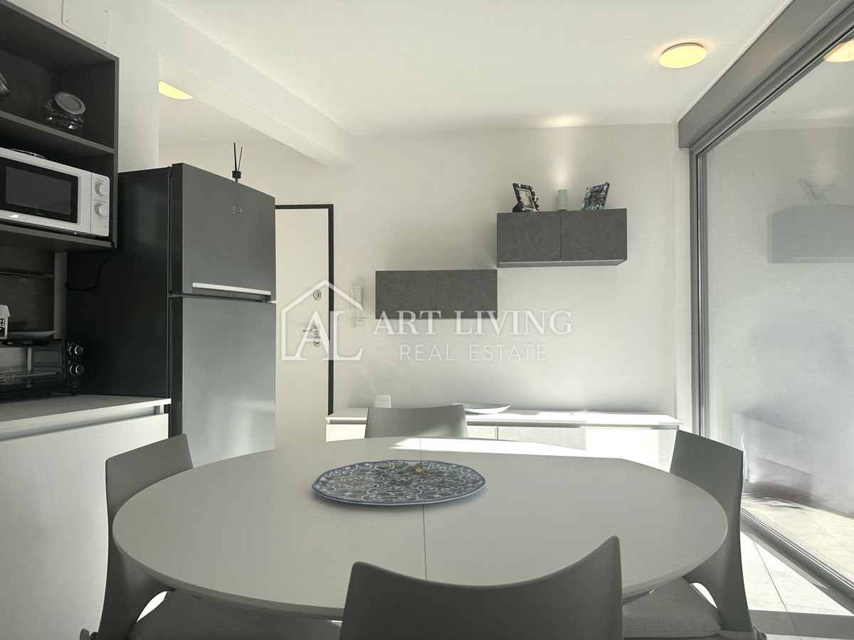 Umago, dintorni – moderno appartamento bilocale al piano terra con ampio giardino e due posti auto