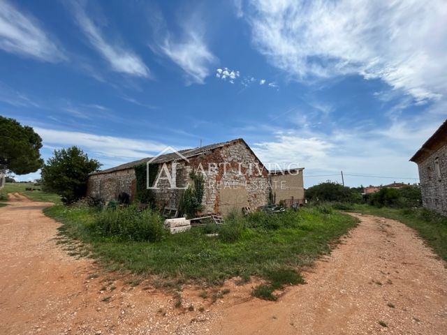 Umago - dintorni, rovine autoctone in pietra da ristrutturare