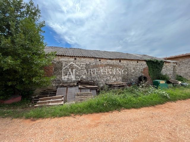 Umago - dintorni, rovine autoctone in pietra da ristrutturare