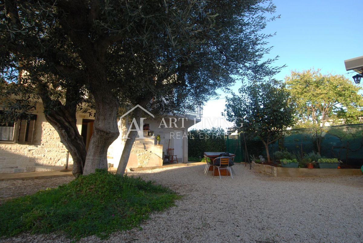 Umago, dintorni - casa affascinante piena di potenziale a 150 metri dal mare